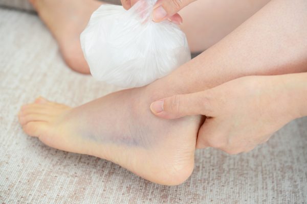 足首の捻挫にマッサージガンを使用できますか?